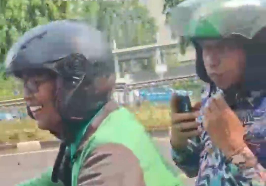 Mengesankan! Bupati Sidrap sampai Naik Ojek agar Tepat Waktu Bertemu Mendes Bupati Sidrap Syaharuddin Alrif naik ojek saat menuju kantor Kemendes kemarin. (Foto: Tangkapan layar)
