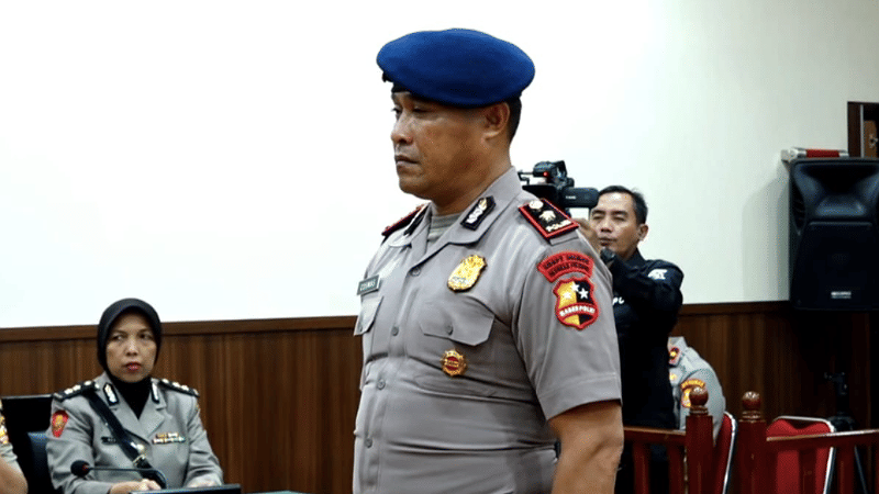 Kompol Cosmas Diberhentikan Tidak Hormat, Menangis di Sidang Etik Polri