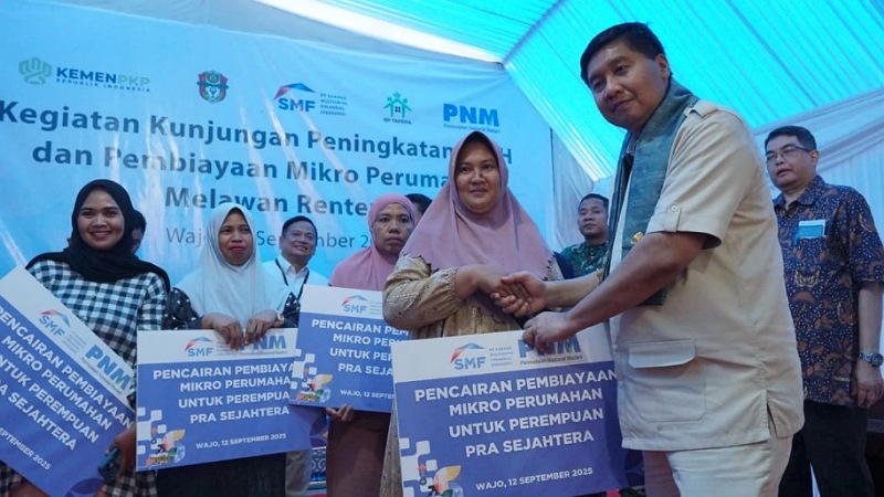 Menteri PKP Maruarar Sirait saat penyerahan bantuan pembiayaan mikro perumahan di Kabupaten Wajo, Sulawesi Selatan. - Kemen PKP -