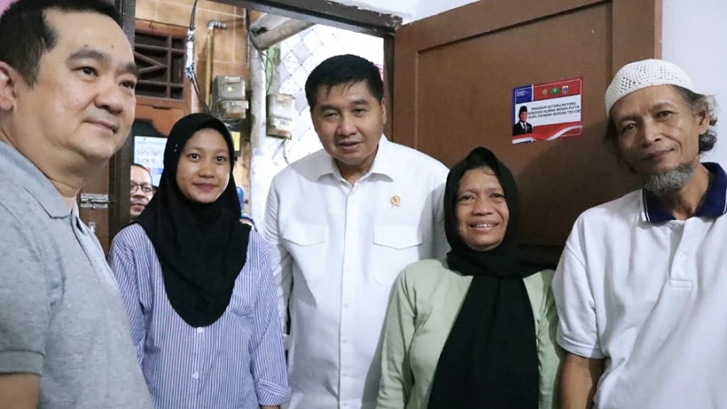Menteri (PKP Maruarar Sirait saat meninjau renovasi rumah di Kecamatan Johar Baru, Jakarta, Minggu (31/8/2025) 
 -Foto: Humas Kementerian PKP -