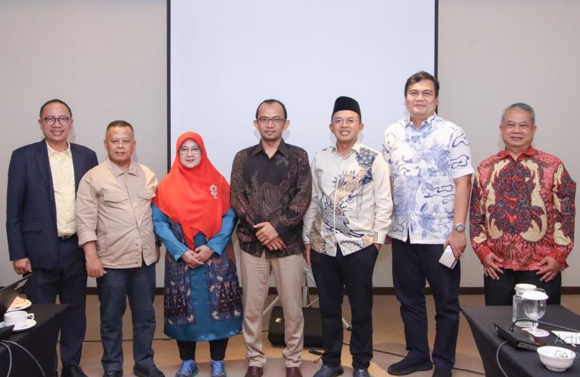 Anggota Badan Pengkajian MPR RI dari F-PKB KH. Maman Imanul Haq (ketiga dari kanan) berfoto bersama para pakar dan ahli usai acara FGD bertajuk "Sistem Keuangan Negara, Perekonomian Nasional, dan Kesejahteraan Sosial" di Depok, Selasa (23/9/2025).