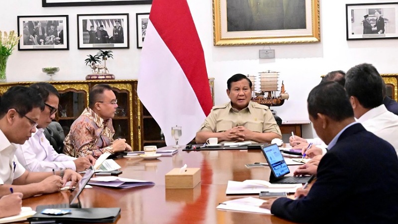 Presiden Prabowo Subianto, menggelar rapat terbatas bersama jajaran pemerintah dan Wakil Ketua Dewan Perwakilan Rakyat (DPR) RI, Sufmi Dasco Ahmad, di Istana Merdeka, Jakarta, pada Senin (15/9/2025). - Ig Setkab -