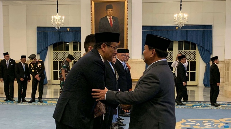 Presiden Prabowo Subianto memberikan selamat kepada para menteri yang dilantik pada hari ini - Foto: Dok. RRI -