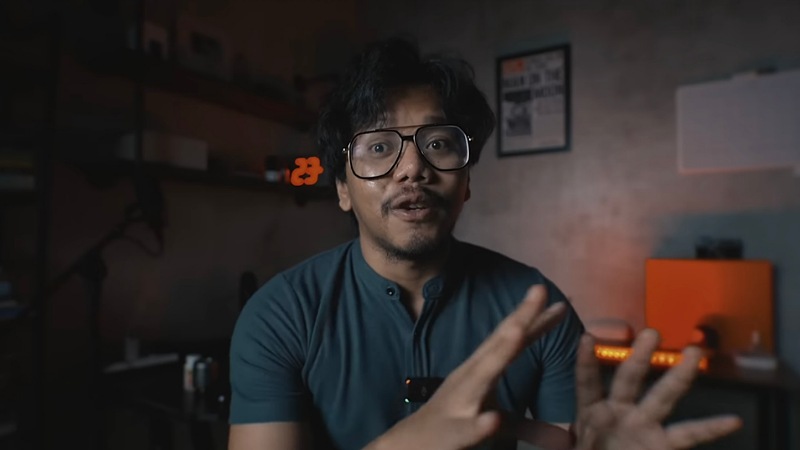 CEO Malaka Project sekaligus influencer Ferry Irwandi - Tangapan Layar YouTube Ferry Irwandi -