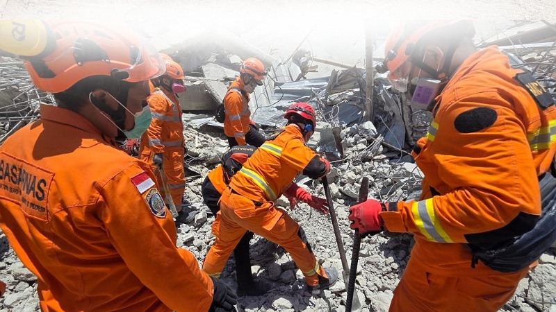 Evakuasi korban runtuhnya pesantren Al-Khoziny di Sidoarjo - Foto: SAR Nasional -