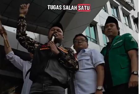 Ancam Gorok Karyawan Trans7, Reaksi Warga NU Dinilai Benar-Benar Sudah Berlebihan Aksi massa Ansor-Banser di depan kantor Trans7, Jakarta. - tangkap layar video @lobaKaheureui -