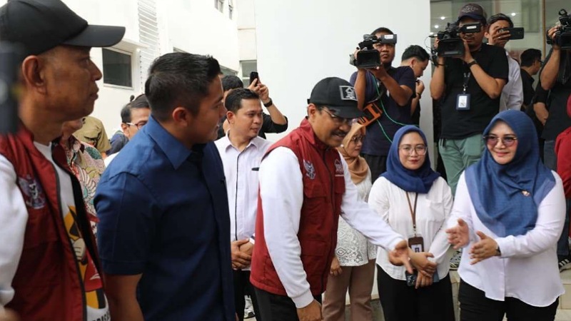 BLTS Cair Hari Ini! 35 Juta Keluarga Dapat Sekaligus Rp900 Ribu Mensos Saifullah Yusuf (tengah) dan Sekretaris Kabinet Letkol Teddy Indra Wijaya (kedua dari kiri) saat mengunjungi SRMA 33 Tangerang Selatan, Minggu (19/10/2025). - Foto: Biro Humas Kemensos -