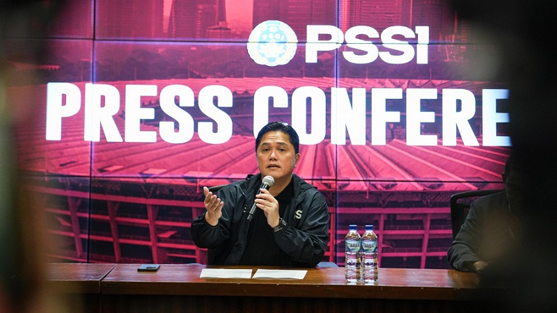 Erick Thohir Buka Suara Soal Pencarian Pelatih Timnas: Tak Bisa Buru-buru! Ketum PSSI Erick Thohir saat konferensi pers di Stadian Utama Gelora Bung Karno, Jakarta, Jumat (24/10/2025). - Dok PSSI -