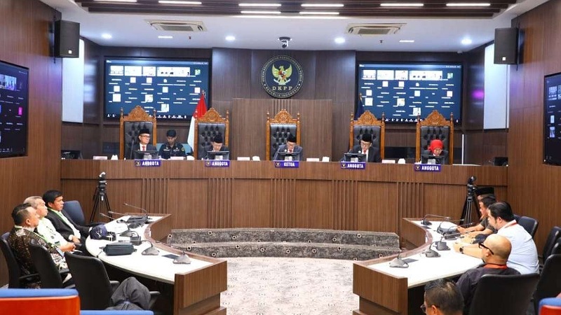Jet Mewah Berujung Sanksi! DKPP Jatuhkan Peringatan Keras untuk Ketua & Anggota KPU RI Sidang Kode Etik Penyelenggara Pemilu (KEPP) di Ruang Sidang DKPP, Jakarta, Selasa (21/10/2025). - Foto: Humas DKPP -