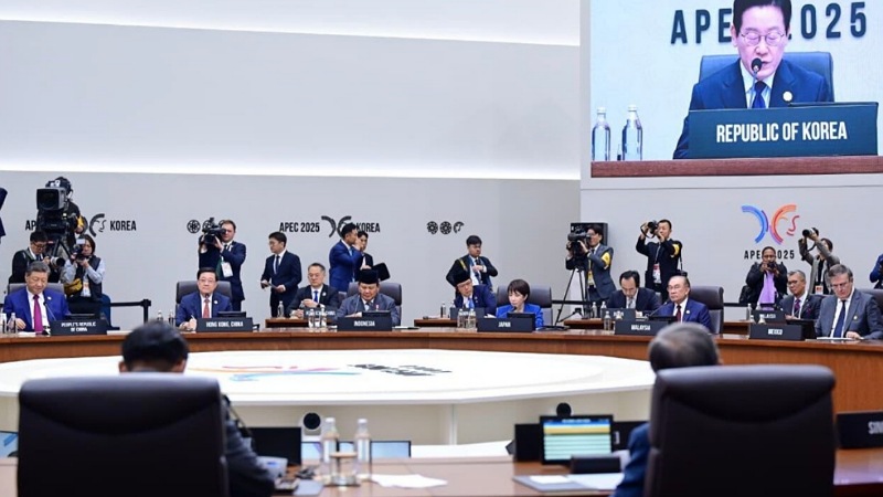 KTT APEC! Prabowo Bongkar Ancaman Kejahatan Lintas Batas untuk Ekonomi Kawasan Presiden RI Prabowo Subianto berbicara di sesi pertama APEC Economic Leaders' Meeting (AELM) di Hwabaek International Convention Centre (HICO), Gyeongju, Republik Korea, Jumat (31/10/2025). - BPMI Setpres -