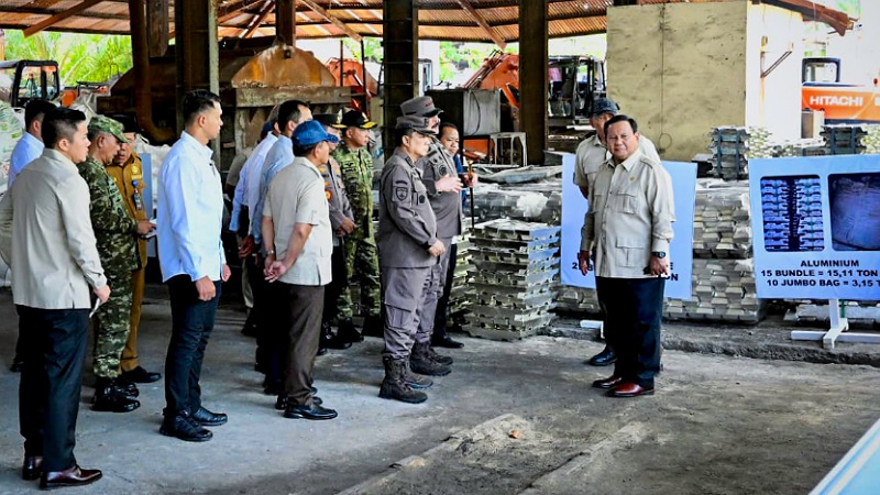Negara Rugi Rp300 Triliun, Enam Smelter Ilegal Disikat Prabowo! Presiden Prabowo Subianto menyaksikan Penyerahan Aset Barang Rampasan Negara (BRN) kepada PT Timah Tbk., di Smelter PT Tinindo Internusa, Kota Pangkal Pinang, Senin, 6 Oktober 2025. - BPMI Setpres -