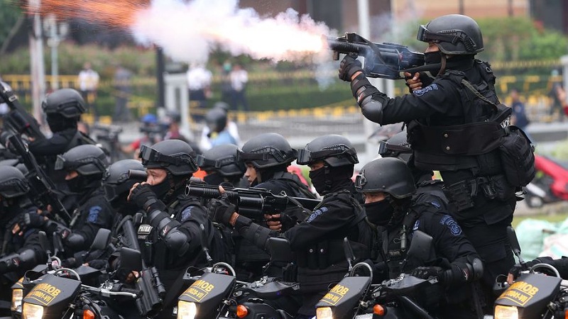 Ilustrasi polisi menembakan gas air mata membubarkan masa - Foto: Dok. Kompas -