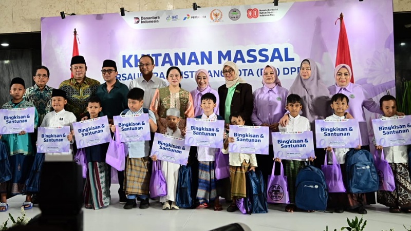 PIA DPR RI Gelar Sunatan Massal di HUT ke-80 DPR RI Foto bersama Pimpinan DPR RI dan Pengurus PIA DPR RI pada kegiatan sunatan masal, dalam rangka memperingati HUT ke-80 DPR RI - Humas DPR -