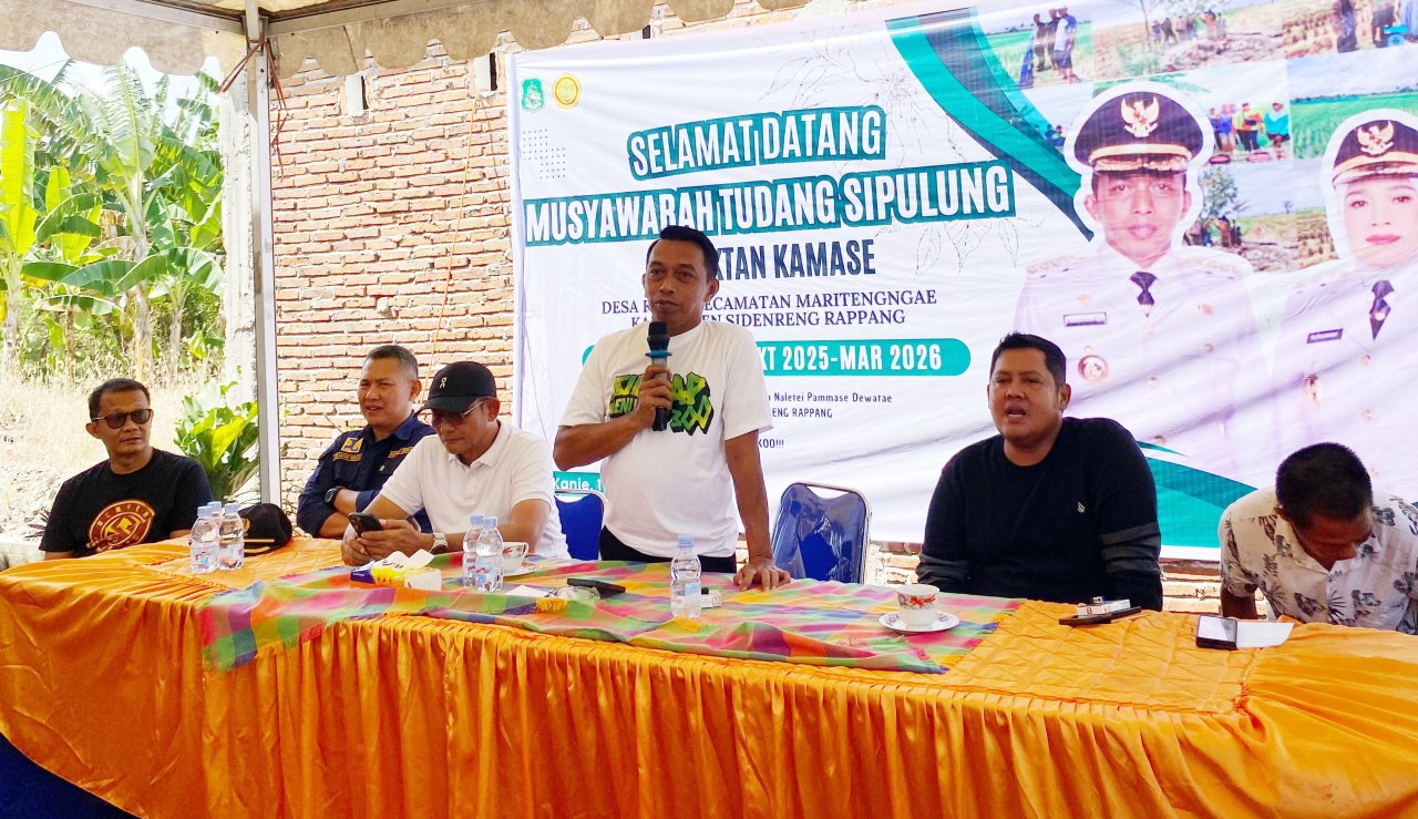 Bupati Sidrap, Sulawesi Selatan, Syaharuddin Alrif, memimpin musyawarah Tudang Sipulung  membahas persiapan masa tanam Oktober - Maret di Desa Kanie, Kecamatan Maritengngae, Sabtu (18/10/2025). - Humas Pemkab Sidrap -