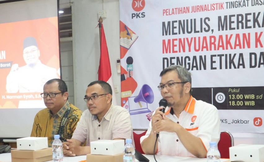 Ketua DPD PKS Jakarta Barat, Narman Syah, (pegang mic) menyampaikan materi dalam acara pelatihan jurnalistik tingkat dasar di Gedung DPD PKS Jakarta Barat, kemarin, Sabtu (25/10/2025).