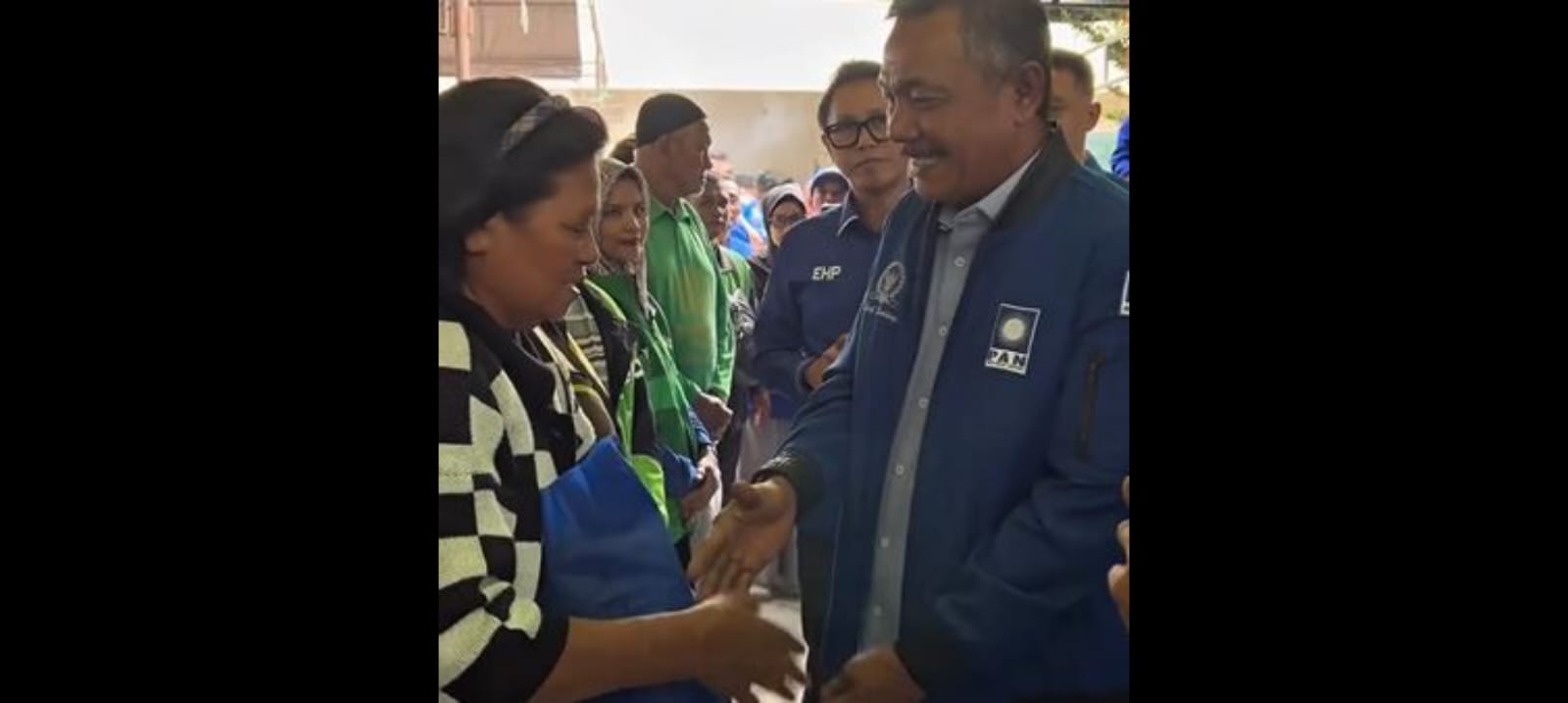 500 Warga Palu Gembira Dapat Paket Sembako: Terima Kasih PAN, Semoga Berkah<i>!</i>