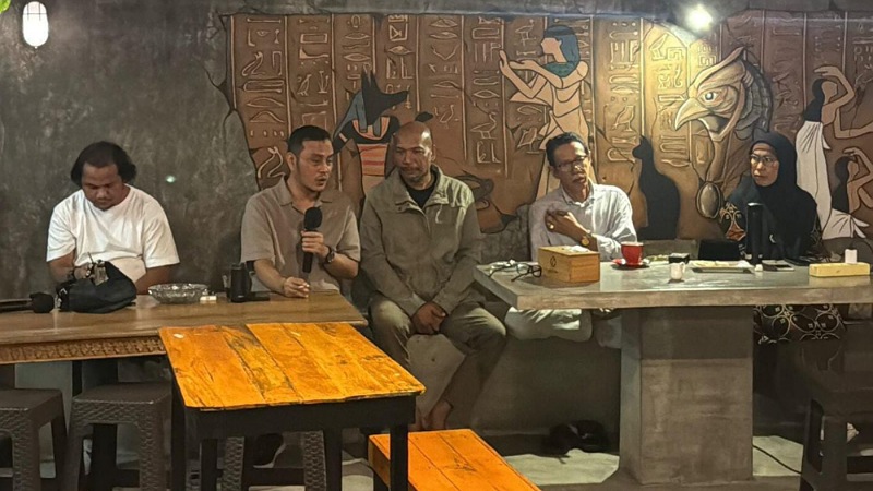 Ketua Komisi XIII DPR RI, Willy Aditya serap aspirasi RUU Perbukuan di Kafe literasi Steva di Kota Padang, Sumatera Barat. - Foto: Ist/Humas DPR -