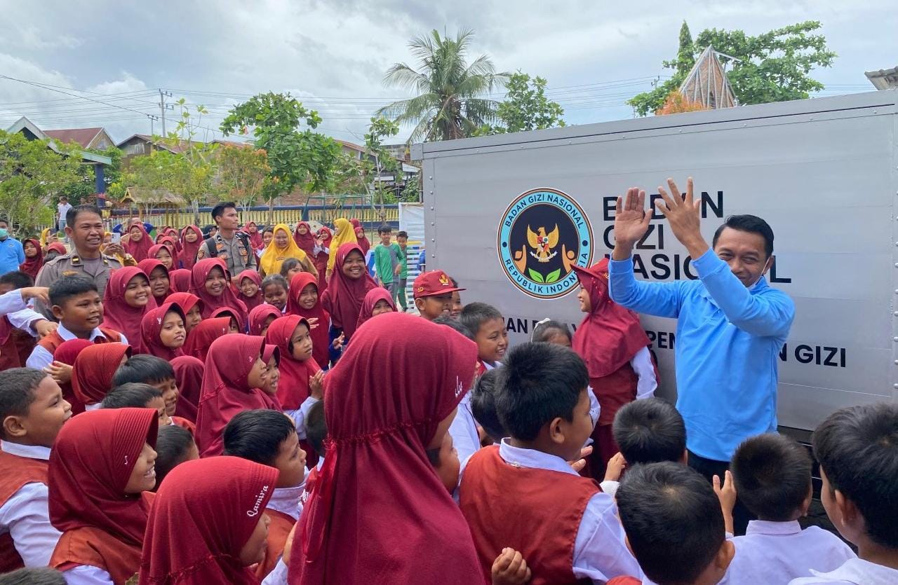 Seru! Bupati Sidrap Antar Langsung Makanan Bergizi Gratis, Murid Sambut dengan Ceria