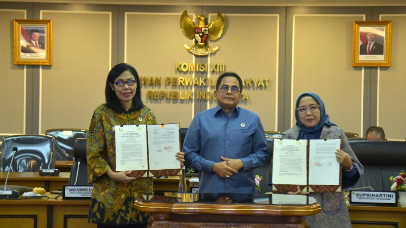 Setjen DPR Gandeng Kemensetneg, Permudah Administrasi Pejabat hingga Anggota Dewan Setjen DPR RI melakukan penandatanganan nota kesepahaman (MoU) dengan Kemensetneg terkait aplikasi kendali administrasi pejabat negara. di Gedung DPR, Selasa (14/10/2025). - Humas DPR RI -