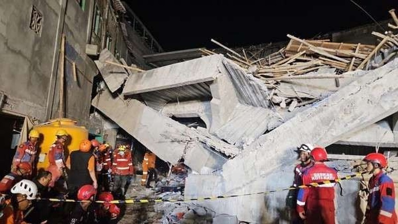 Terbaru Korban Ponpes Al-Khoziny: 39 Korban Ditemukan Meninggal Dunia, 104 Selamat Evakuasi korban Ponpes Al-Khoziny, Sidoarjo, Jatim yang roboh - Dok. BNPB -