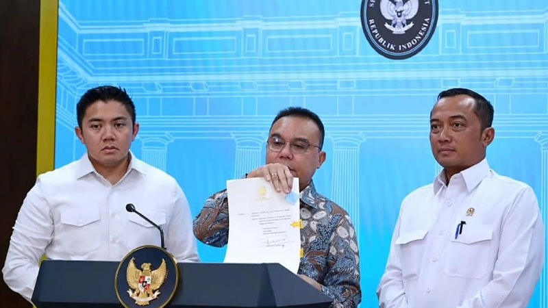 Wakil Ketua DPR Prof. Sufmi Dasco Ahmad, Menteri Sekretaris Negara Prasetyo Hadi, dan Sekretaris Kabinet Teddy Indra Wijaya mengumumkan rehabilitas tiga direksi ASDP, di Jakarta, Selasa (25/11/2025). - Setkab RI -