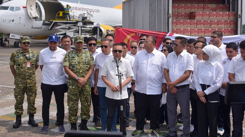 Wakil Ketua DPR RI Sufmi Dasco Ahmad memimpin langsung penyerahan bantuan logistik untuk korban bencana di Sumatera & Aceh melalui Bandara Lanud Halim Perdanakusuma, Jakarta, Minggu (30/11/2025). - Humas DPR -