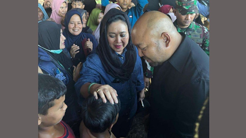 Ketua Komisi IV DPR RI, Titiek Soeharto didampingi anaknya Didit Prabowo meninjau warga terdampak banjir bandang di Kabupaten Pidie Jaya, Aceh, Sabtu (29/11/2025). - Repro -