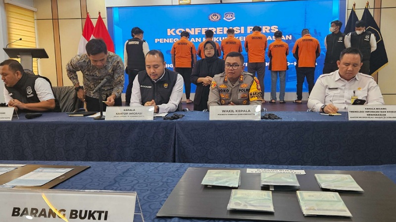 Rilis peanangkapan enam WNA dengan dugaan memalsukan dokumen keimigrasian - Foto: Dok. RRI -