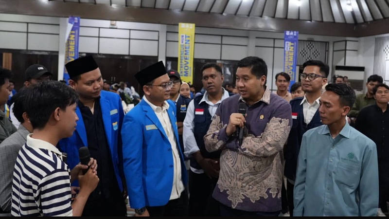Menteri PKP Maruarar Sirait memberikan motivasi dan semangat kepada aktivis PMII di acara Kick Off Entrepreneur-Hub Movement, sebuah gerakan pencetak pengusaha muda, di Gedung Serbaguna Senayan, Jakarta Pusat, Rabu (26/11/2025). - Kemen PKP -
