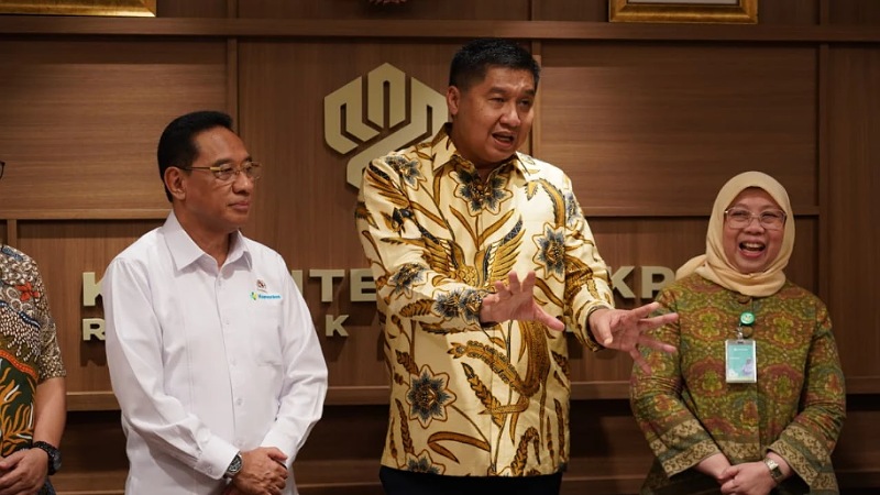 Menteri PKP saat menerima kunjungan Wakil Menteri Kesehatan Benjamin Paulus Octavianus di Jakarta, Rabu (12/11/2025).  - Kemen PKP -