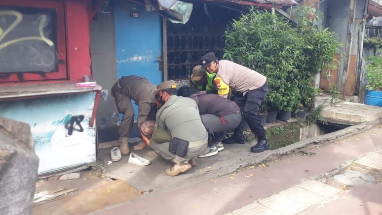 Pengemudi Ojol Tersungkur di Kebon Jeruk, Diduga Alami Pusing Mendadak