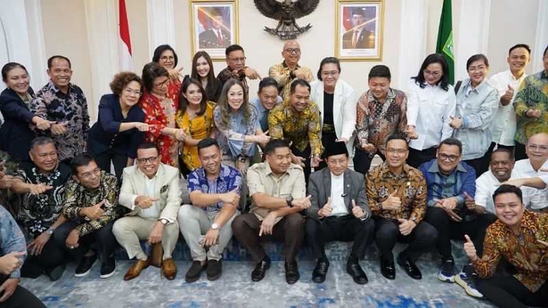 Panitia Perayaan Natal 2025 yang diketuai Maruarar Sirait bersama jajaran berfoto bersama Menteri Agama Nasaruddin Umar - Foto: Istimewa -
