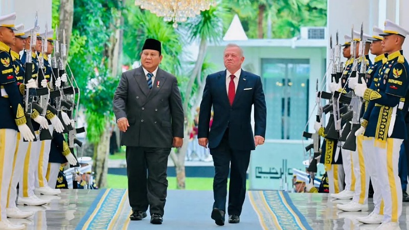 Presiden RI Prabowo Subianto menyambut Raja Kerajaan Yordania Hasyimiah, Raja Abdullah II ibn Al Hussein di Istana Merdeka, Jakarta, pada Jumat, 14 November 2025. - Foto: Setkab -