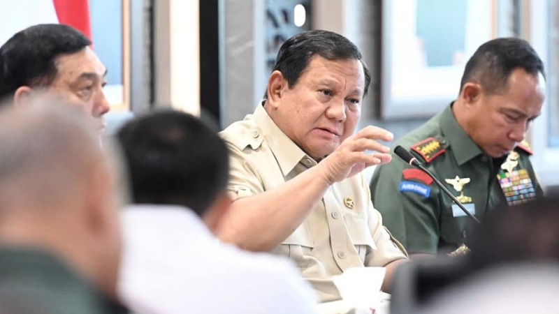 Presiden Prabowo Subianto memimpin langsung evaluasi percepatan pembangunan Koperasi Desa/Kelurahan Merah Putih (KDKMP) di Markas Besar TNI, Selasa (25/11/2025). - Setkab RI -
