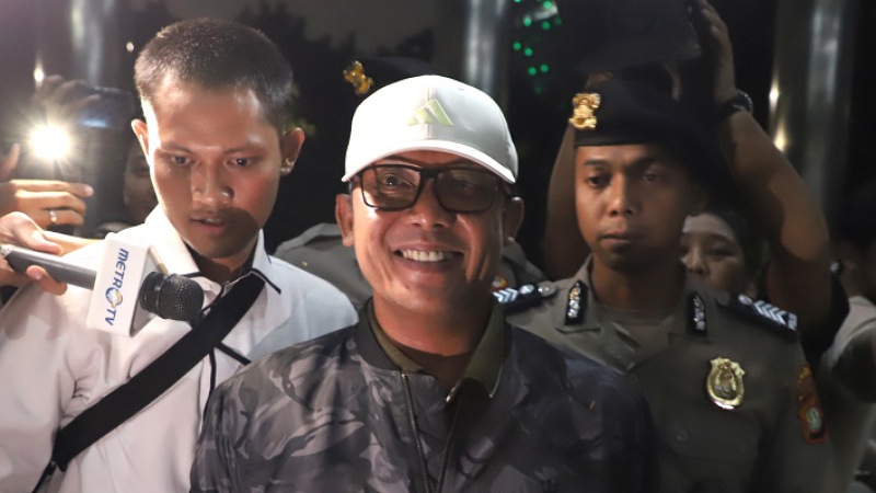 Bupati Lampung Tengah Ardito Wijaya saat di bawa ke KPK - Istimewa -