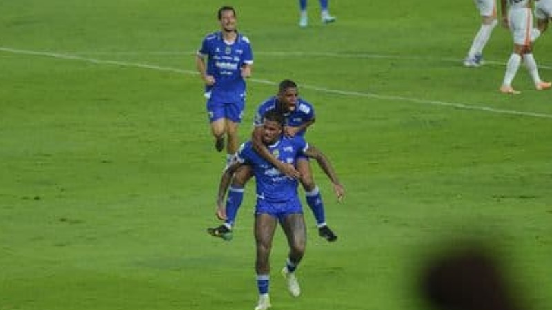 Penyerang PERSIB Ramon "Tanque" Souza  merayakan gol perdananya ke gawang Borneo FC - Dok. Persib.co.id