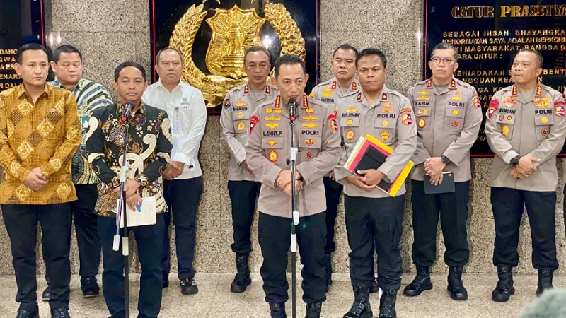 Kapolri Jenderal Listyo Sigit Prabowo bersama Menhut Raja Juli Antoni mengumumkan pembentukan Satgas Gabungan menyelidiki kayu ilegal - Humas Polri -