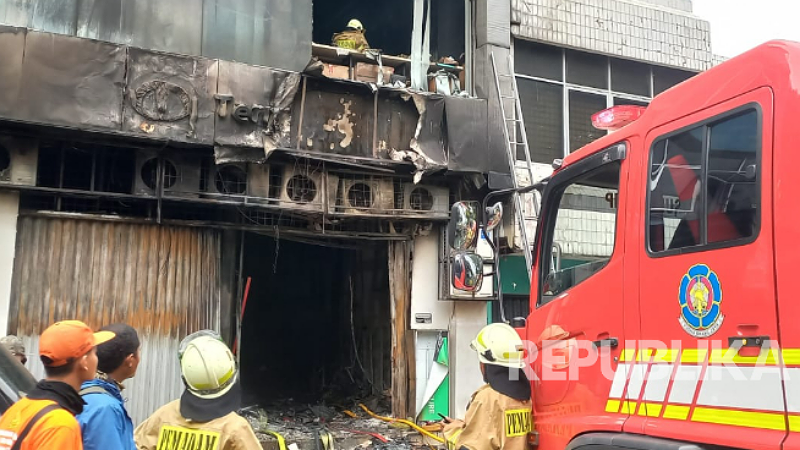 Tragedi kebakaran hebat terjadi di Gedung Terra Drone, Cempaka Putih, Jakarta Pusat, Selasa (9/12/2025). - Foto: Dok. Republika -