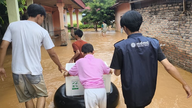 Relawan Muhammadiyah membantu korban bencana alam di  Lhokseumawe - Dok. muhammadiyah -
