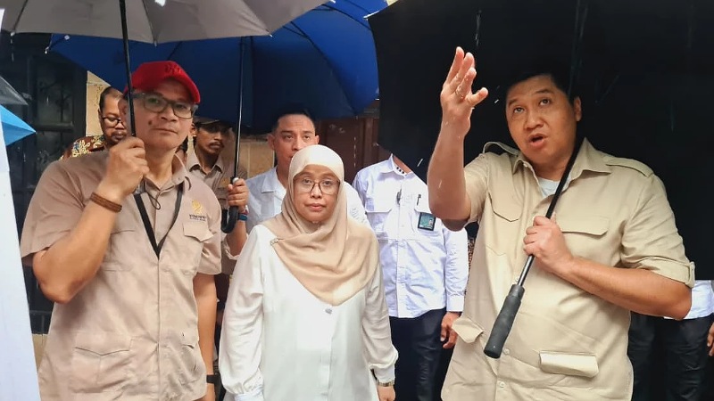 Menteri PKP Maruarar Sirait bersama  Kepala BPS Amalia Adininggar Widyasanti saat meninjau pembangunan Renovasi RTLH di Menteng - Humas Kemen PKP -