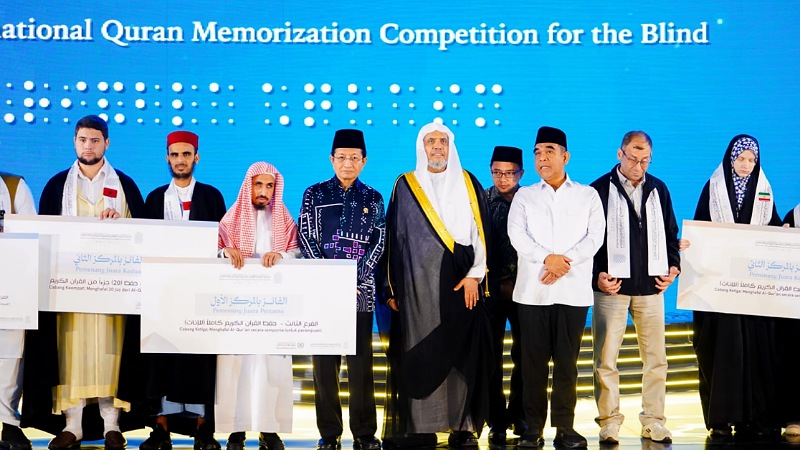 Menteri Agama Nasaruddin Umar, Sekjen Liga Muslim Dunia Sheikh Muhammad bin Abdulkarim Al-Issa, dan Ketua MPR RI Ahmad Muzani bersama para pemenang Albasira International Quran Memorization Competition for the Blind - Dok Kemenaag -