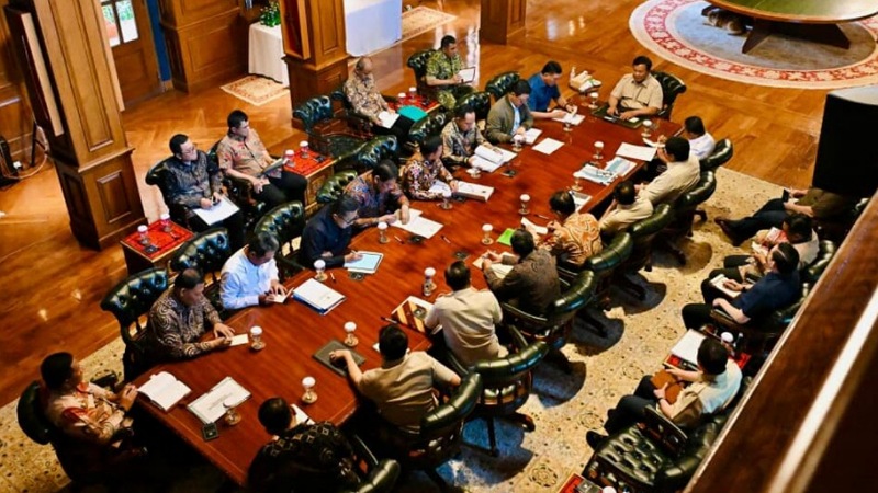 Presiden Prabowo Subianto memanggil sejumlah Menteri ke Hambalang membahas bencana dan libur akhir tahun - BPMI Setpres -