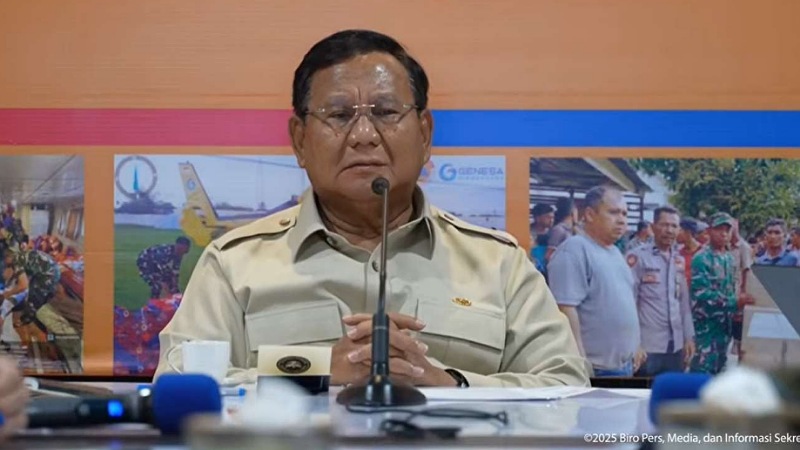 Presiden Prabowo Subianto memimpin rapat terbatas bersama sejumlah menteri di Pos Pendamping Nasional Bencana Provinsi Aceh, Minggu (7/12/2025). - TangkapanLayar -