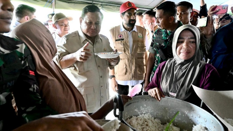 Presiden Peluk Warga yang Menangis di Pengungsian Aceh: 'Sabar Ya, Sabar!