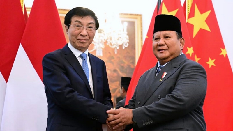 Presiden RI Prabowo Subianto menerima kunjungan kehormatan Ketua MPR Republik Rakyat Tiongkok (RRT), Wang Huning, di Istana Merdeka, Jakarta, Kamis (4/12/2025). - BPMI Setpres  -