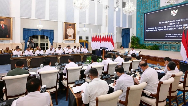 Presiden Prabowo Subianto memberikan pengarahan kepada Kepala Daerah se-Papua serta Komite Eksekutif Percepatan Pembangunan Otonomi Khusus Papua di Istana Negara, Jakarta, Selasa (16/12/2025). - BPMI Setpres -