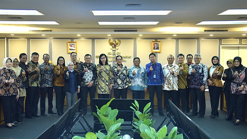 Sekjen DPR RI Indra Iskandar berfoto usai penyerahan penyerahan DIPA Tahun Anggaran 2026 kepada seluruh eselon II dan KPA di lingkup Setjen DPR RI, Senin (22/12/2025).  - Foto: Humas DPR -