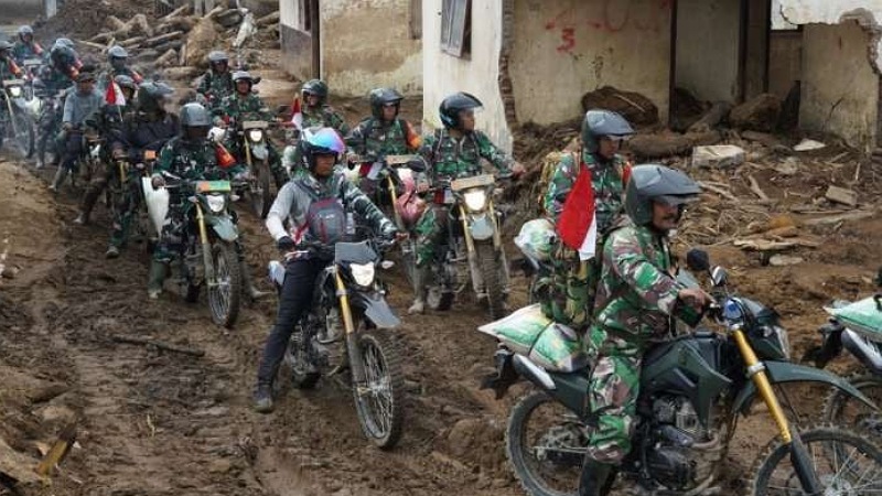 Ratusan personel Babinsa TNI tembus jalur Gayo antar 10 ton beras ke pelosok Bener Meriah - Istimewa -