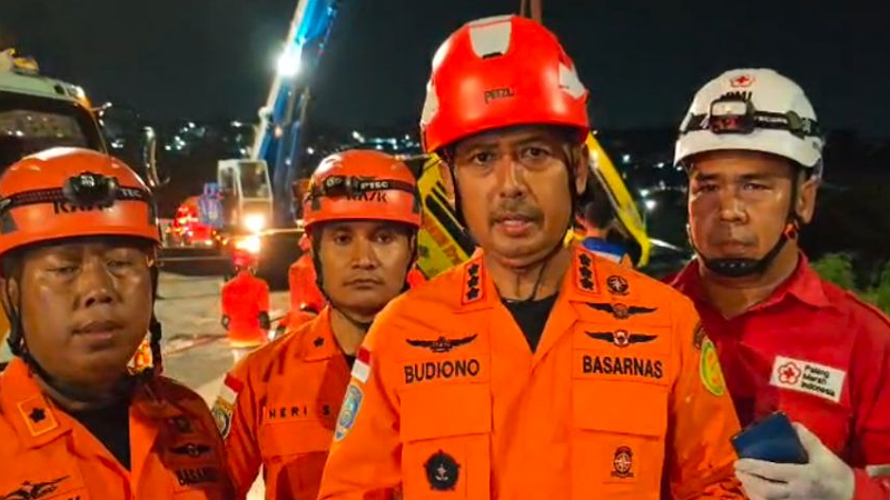 Kepala Basarnas Semarang Budiono usai melakukan evakuasi bus yang mengalami kecelakaan di Simpang Susun exit Tol Krapyak Semarang, Senin (22/12/2025). - Foto: Basarnas Semarang -