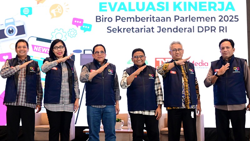 Sekjen DPR RI, Indra Iskandar, saat menghadiri kegiatan Evaluasi Kinerja Biro Pemberitaan Parlemen di Jakarta, Selasa (16/12/2025). - Foto :  Humas DPR -